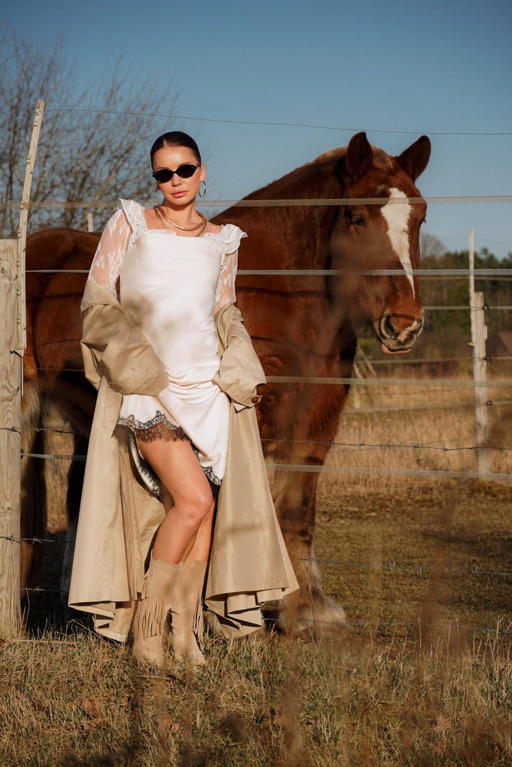 Satīna kleita ar mežģīni