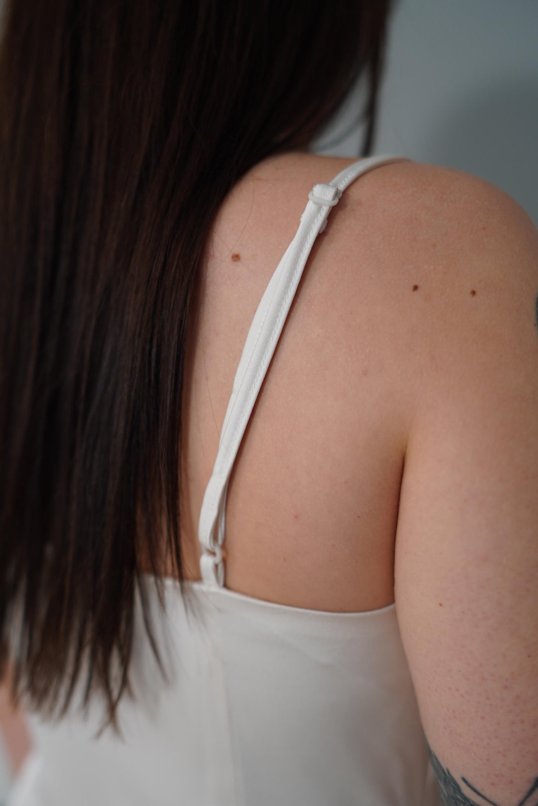 Satīna kleita ar mežģīni