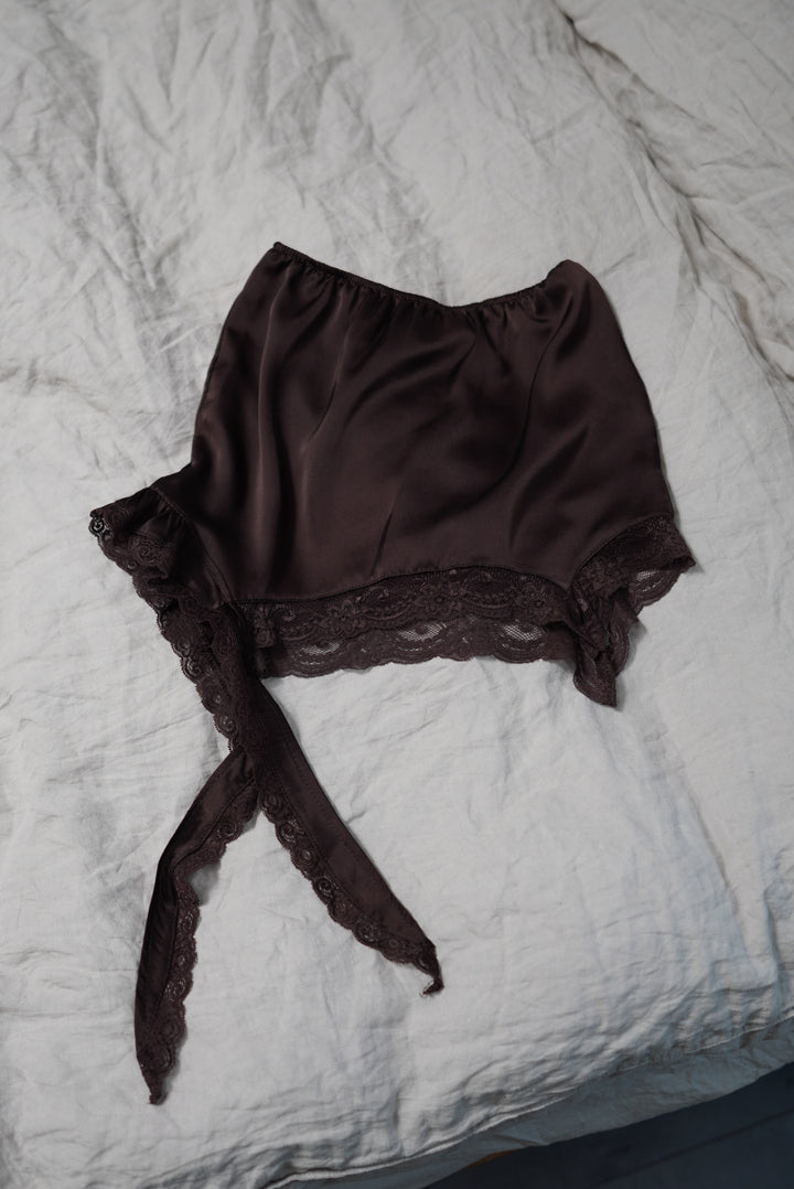 Satīna svārki ar mežģīni