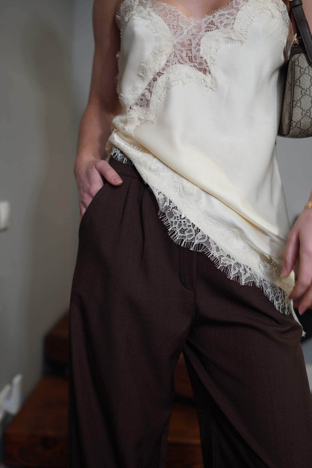 Satīna tops ar mežģīni