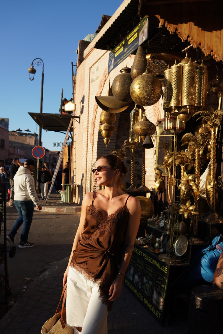 Satīna tops ar mežģīni