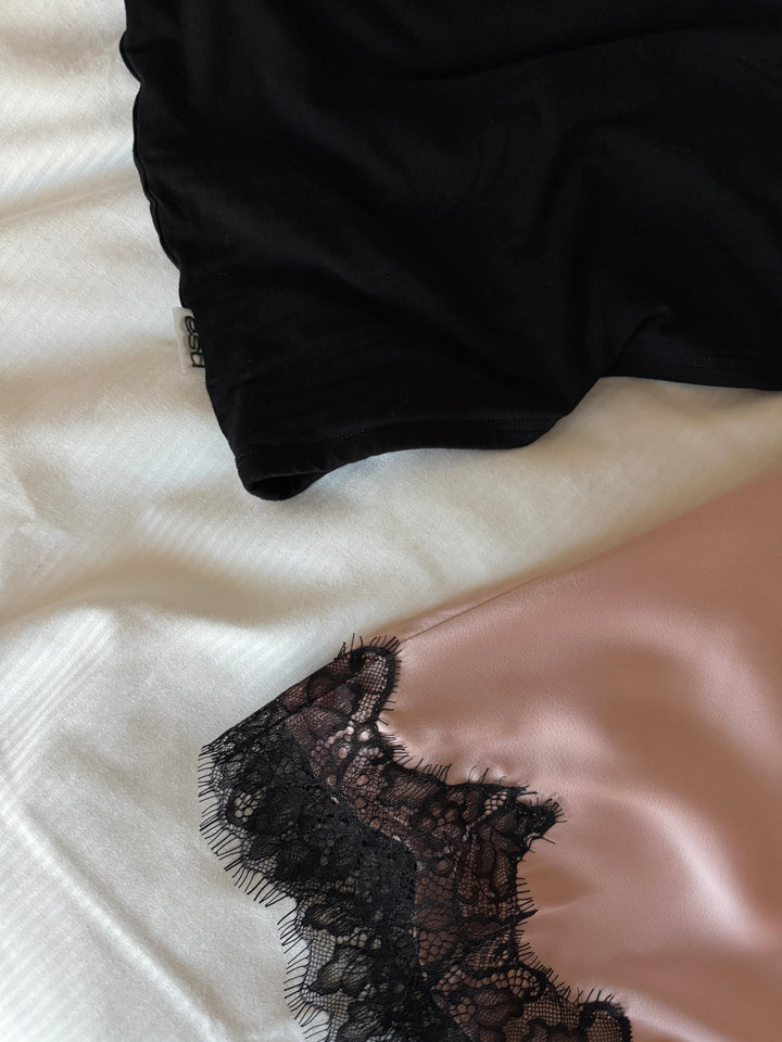 Gari svārki ar mežģīni