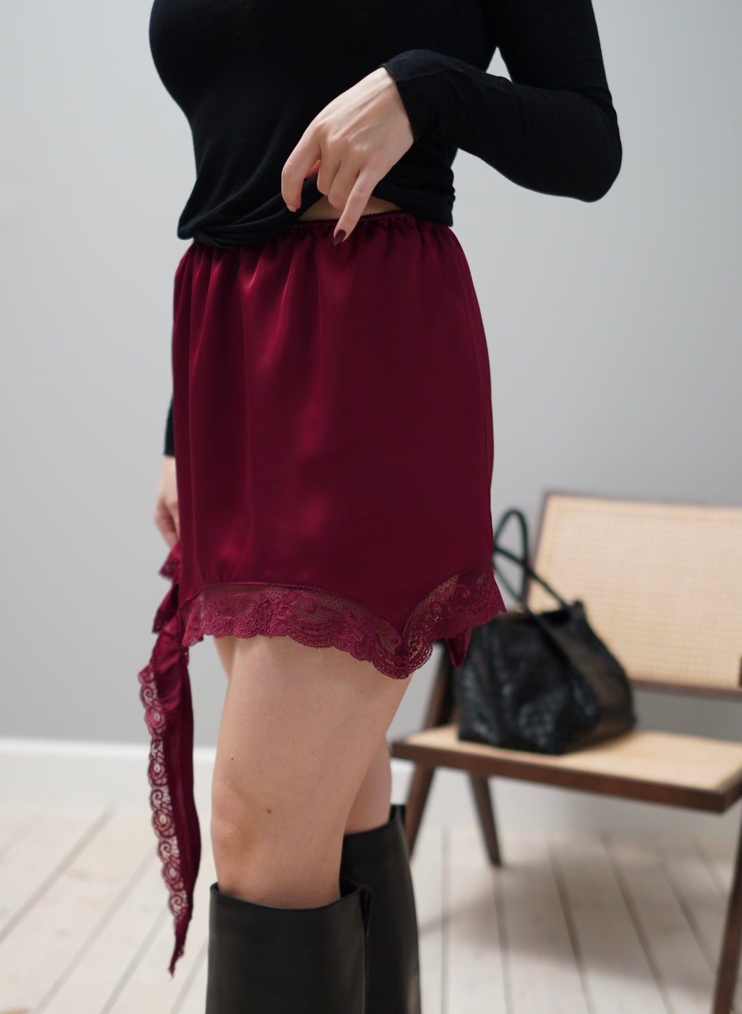 Satīna svārki ar mežģīni