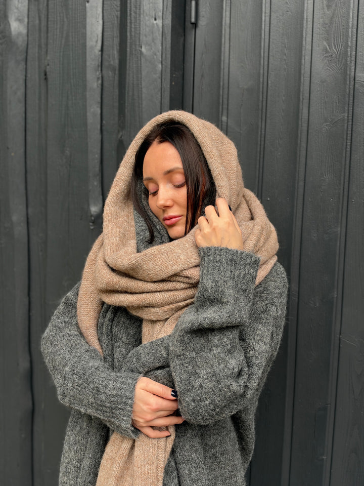 "Cozy knit" džemperis ar šalli komplektā