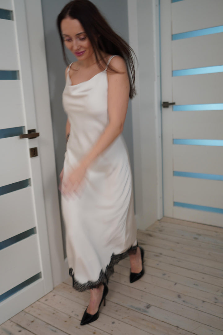 Satīna kleita ar mežģīni