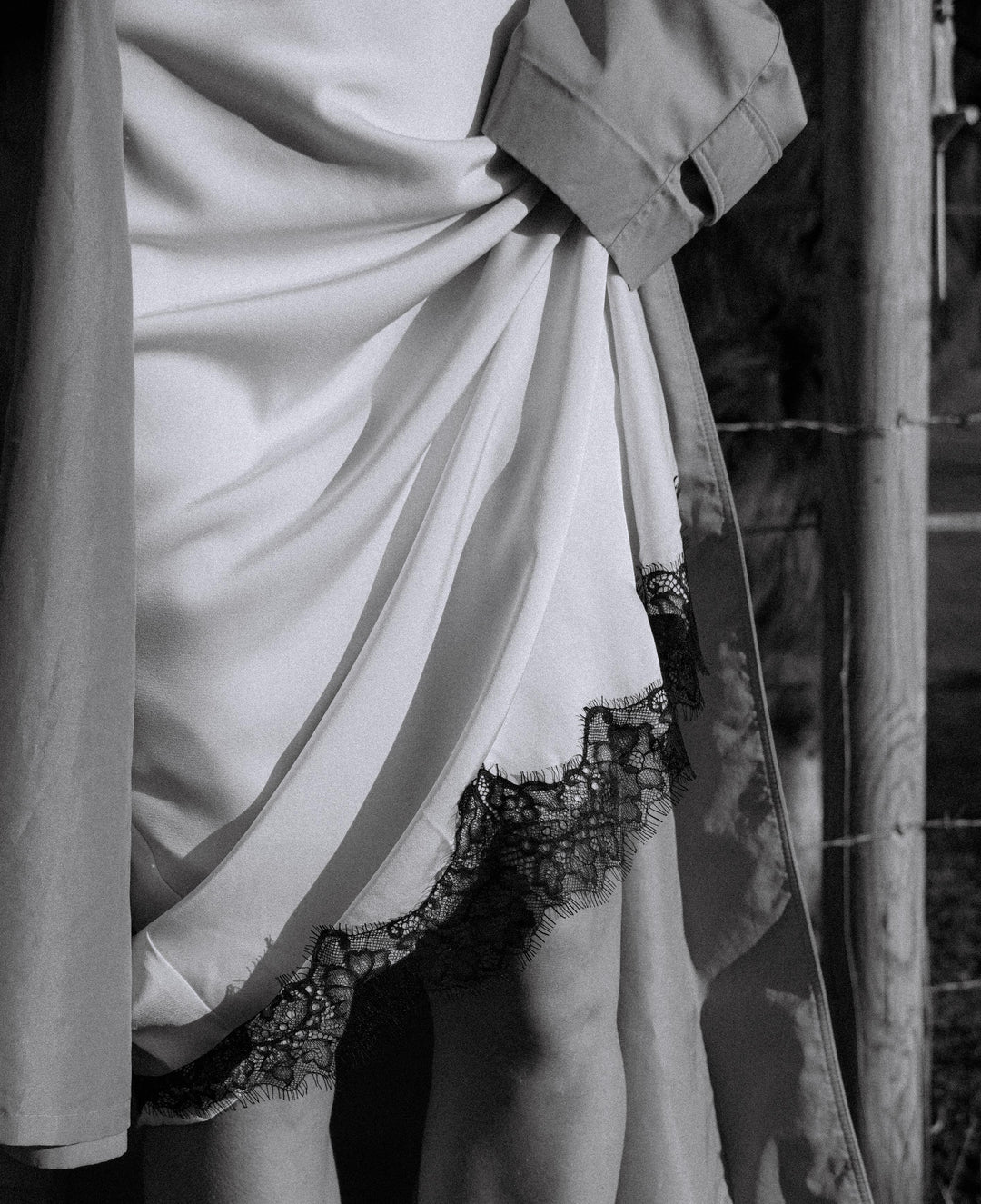 Satīna kleita ar mežģīni