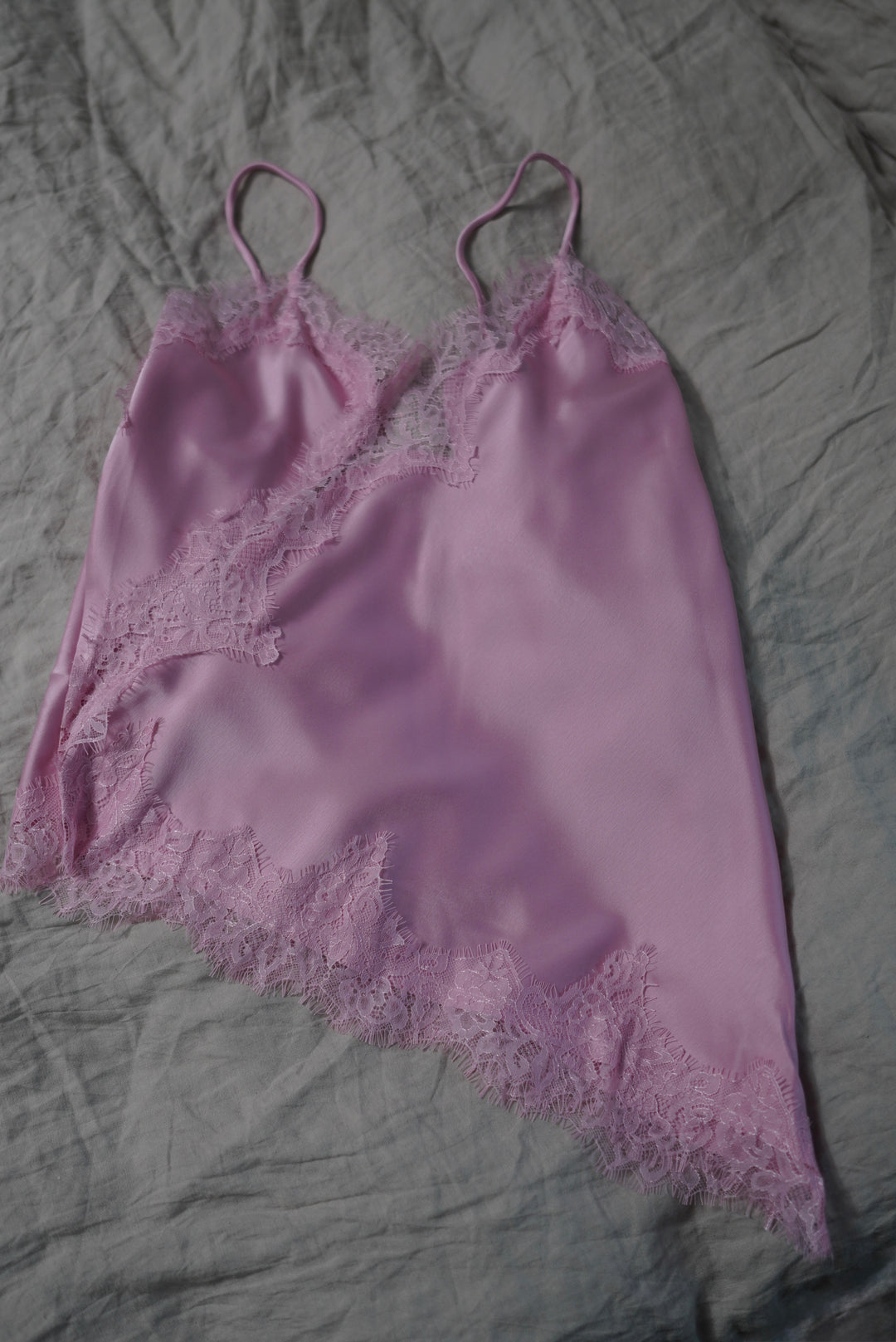 Satīna tops ar mežģīni