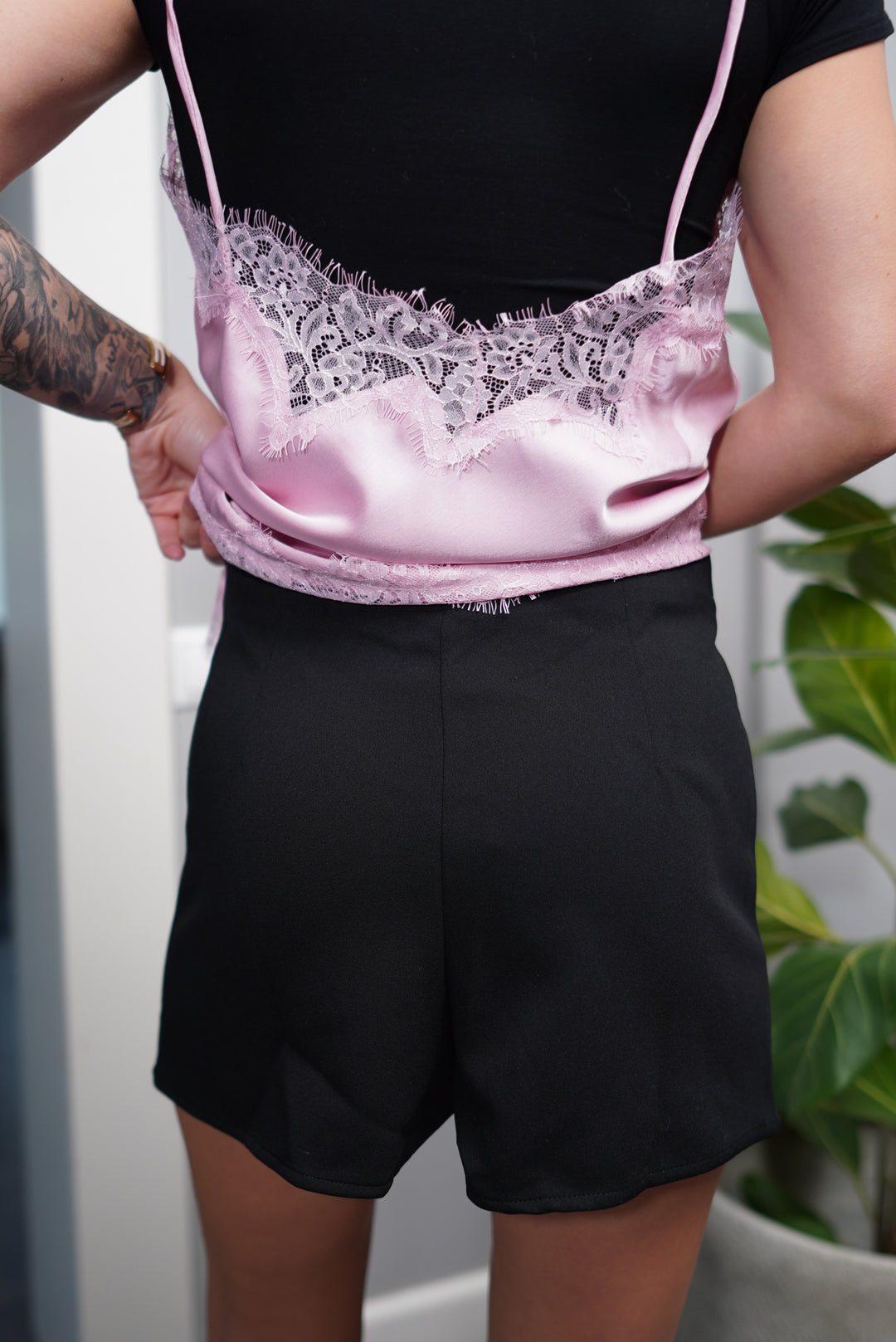 Satīna tops ar mežģīni