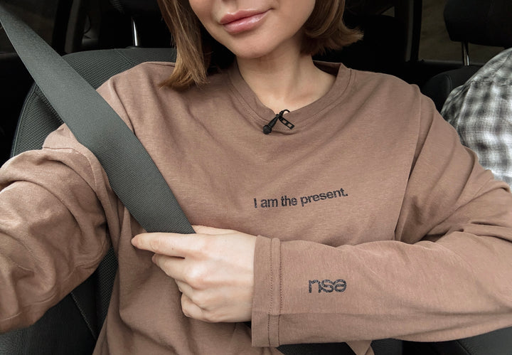 Krekls "I am the present"