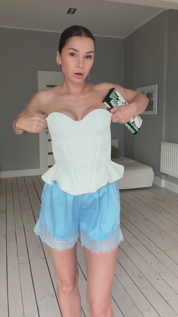 Satīna šorti ar mežģīni