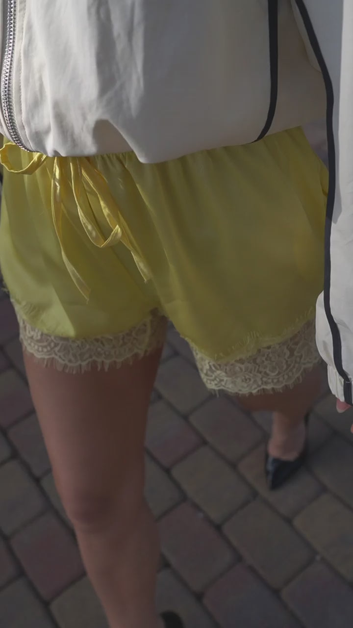 Satīna šorti ar mežģīni
